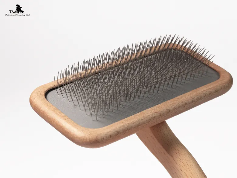Большая мягкая пуходерка-slicker со средними зубцами TAA Comb Wood L — Фото 4